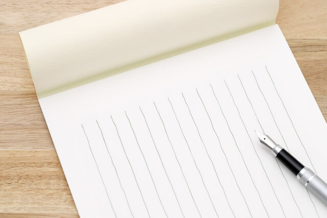 香典返しに添える挨拶状を書く様子