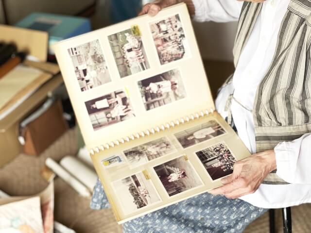 アルバムを見ながら思い出を振り返る様子