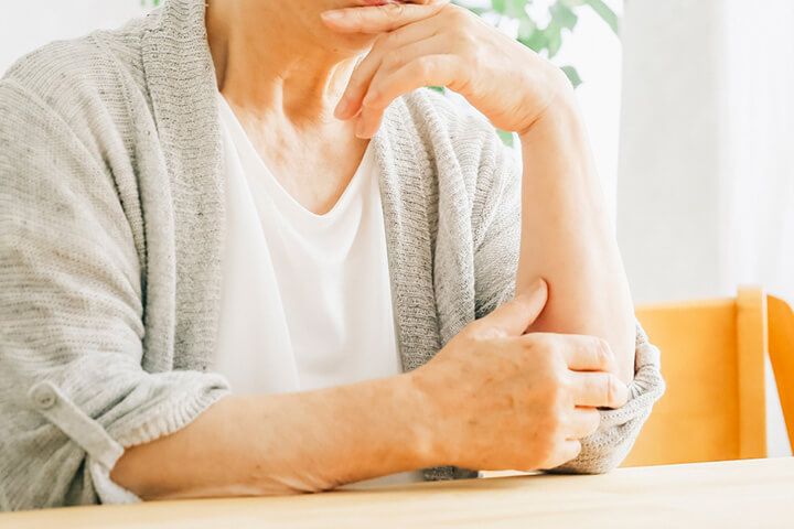 ノートの内容を考えている様子