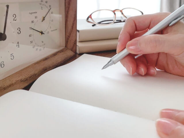 メモに情報を書き込む様子