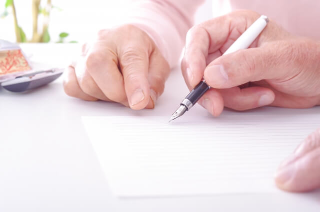 手続き書類を記入している様子