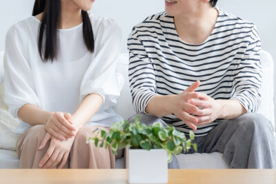 家族で手続きについて相談している様子