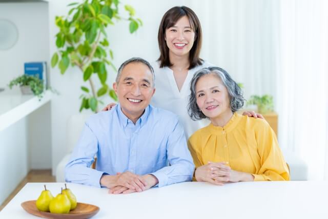 高齢の親と会話している様子