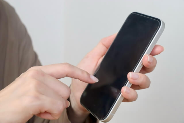 スマートフォンで連絡先を確認する様子