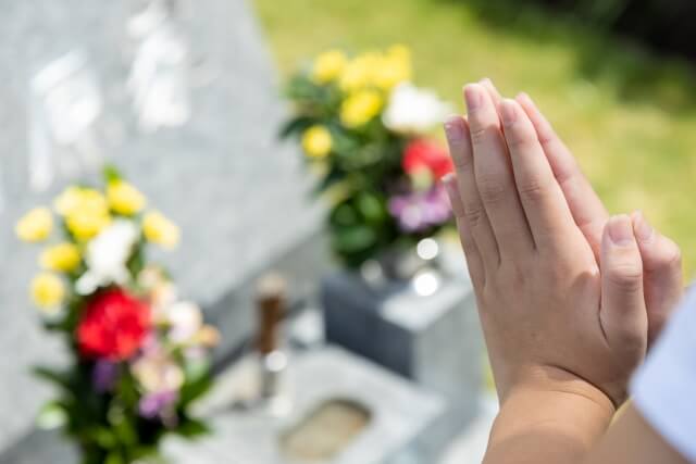 お墓参りをしている様子