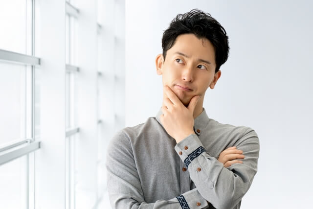 将来のことについて考えている様子