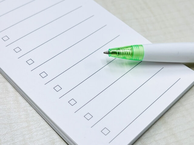 チェックリストに記入している様子