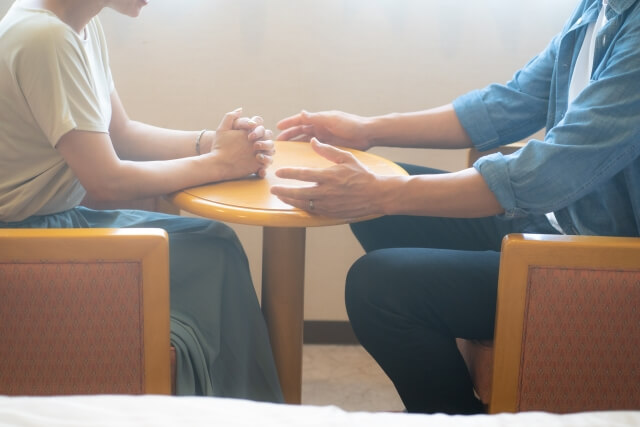 家族で手続きについて相談している様子