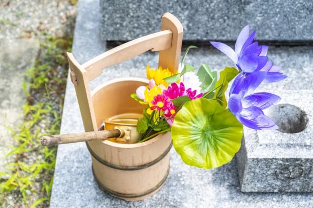 お墓参りの準備をしている様子