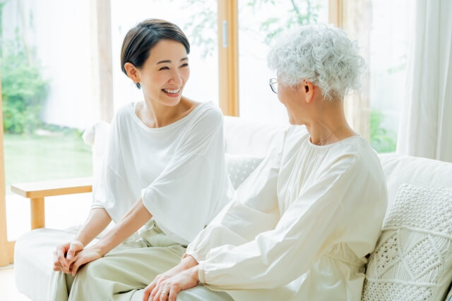 家族で供養について話し合っている様子