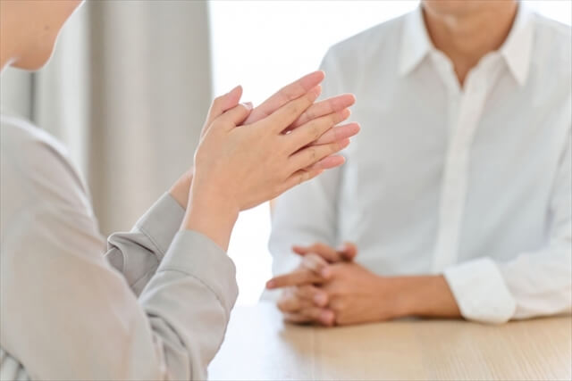 相手の話を聞いている様子