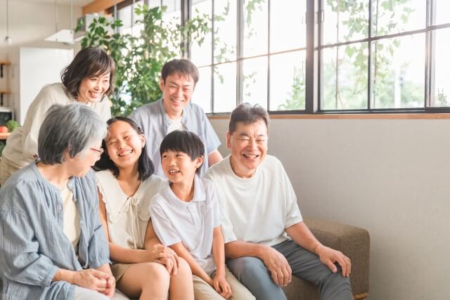 家族で安心して話し合っている様子
