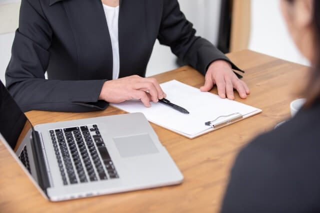 葬儀について打ち合わせしている様子