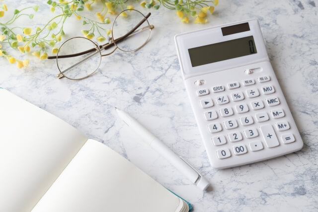 費用を計算しているイメージ