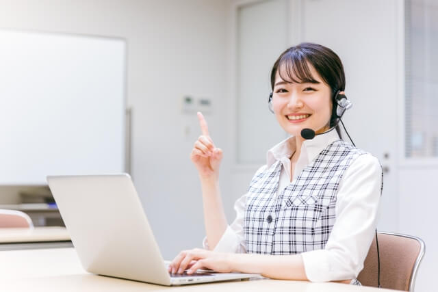 問い合わせ対応をしている様子