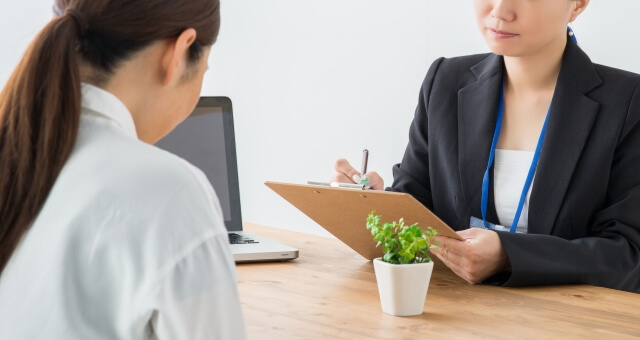 相談しながら進めている様子