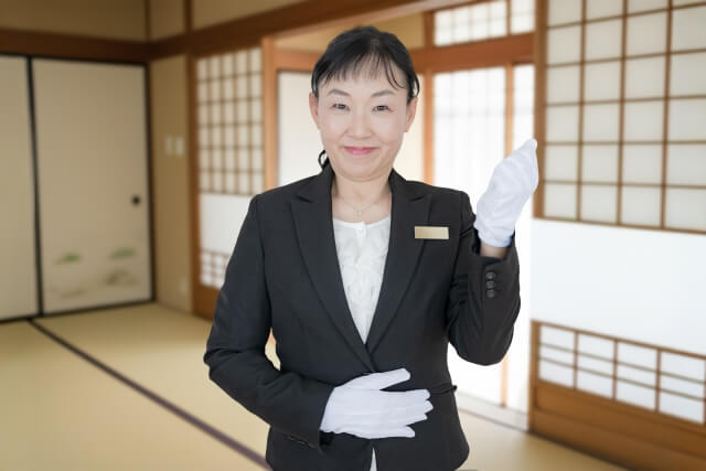 葬儀について案内しているスタッフの様子