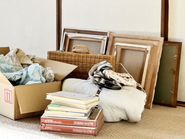 遺品を箱に分けて整理している様子