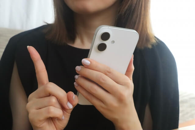 スマートフォンで相談や問い合わせをしている様子