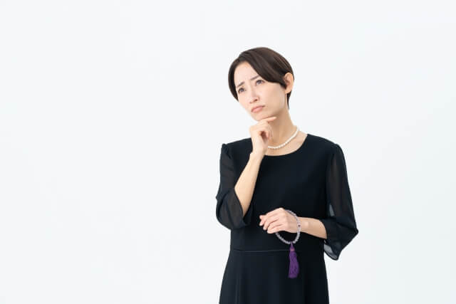 判断に迷って考えている女性の様子