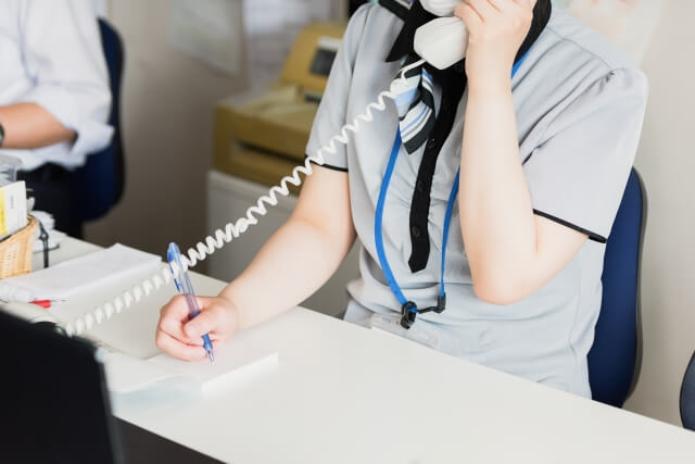 電話で相談対応をしている様子