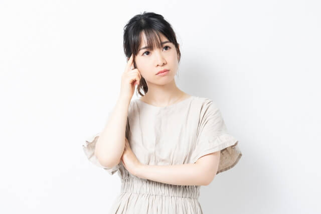 葬儀のあとに一人で考え込んでいる様子