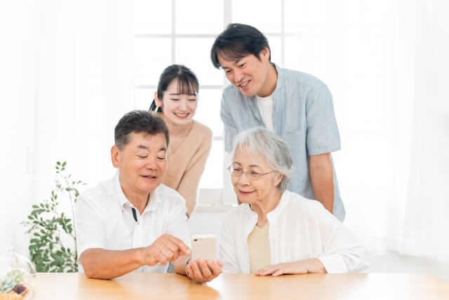 家族で穏やかに話し合っている様子