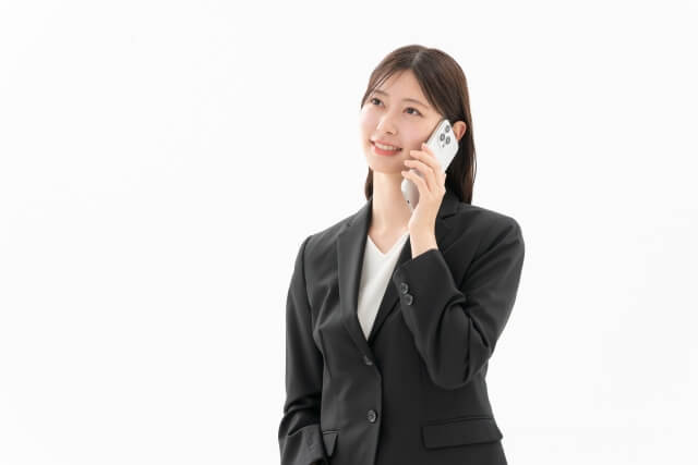 電話で相談している様子
