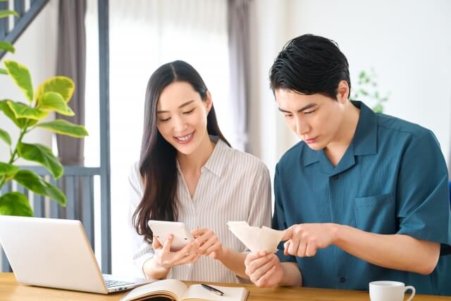 返礼品や香典返しについて書類を見ながら相談する様子