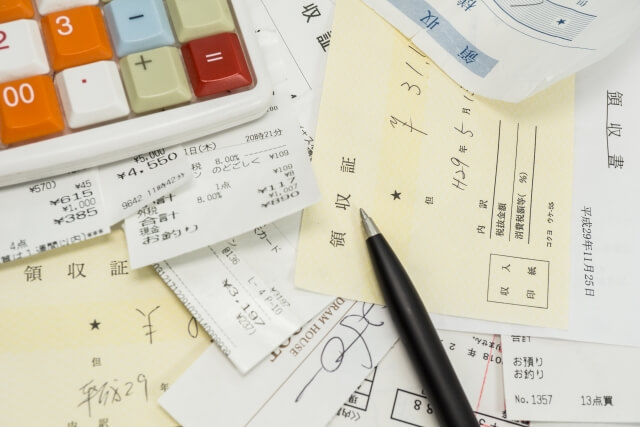 葬儀費用の領収書や明細を整理する様子