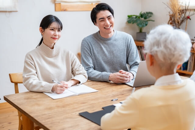 葬儀費用の負担について家族で相談する様子