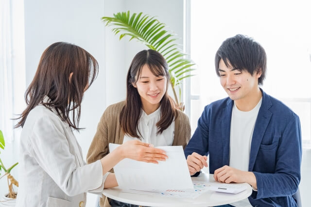 葬儀費用の見積もりについて資料を見ながら相談する様子