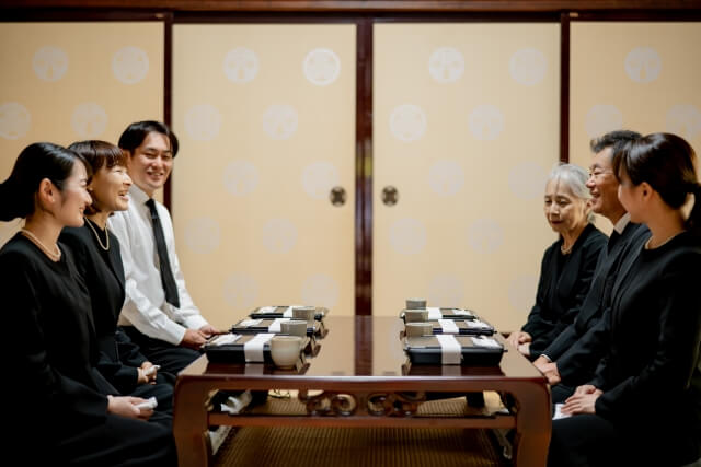 初七日法要後に家族や親族が集まる様子