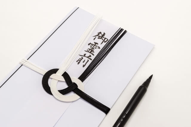 御霊前と書かれた香典袋と筆ペン