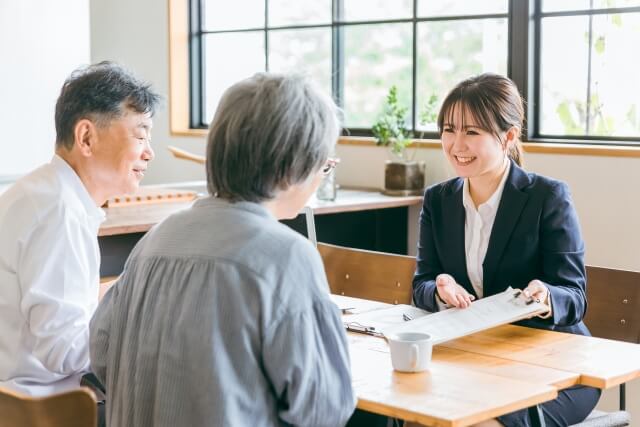 香典袋の表書きや参列マナーについて相談する様子