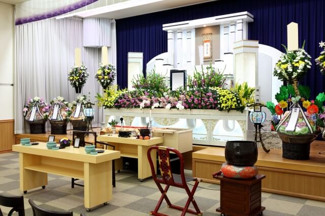 葬儀会場に供えられた花と祭壇