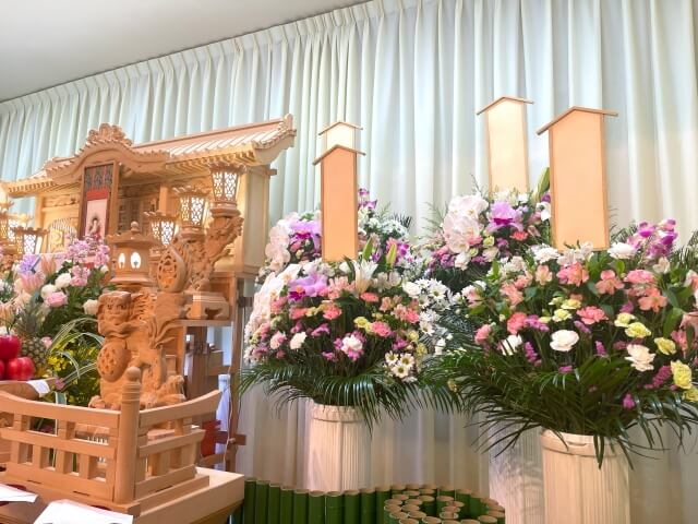 葬儀会場に並べられた供花と名札