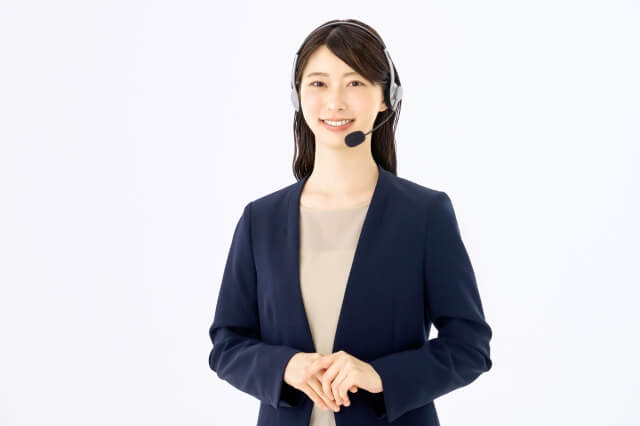 法要の服装や香典について相談する様子