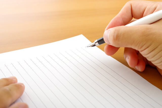 お悔やみの言葉を手紙に書く様子