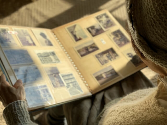 故人との思い出の写真を見返す様子