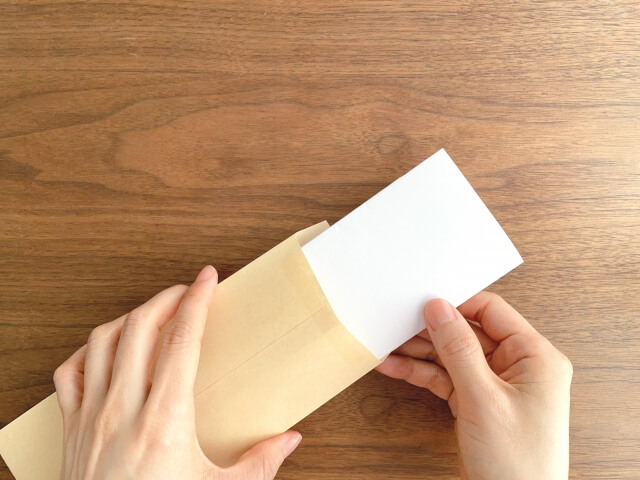 葬儀後に必要な手続き書類を整理する様子