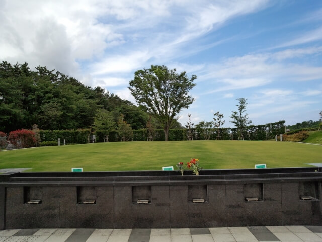 樹木や芝生に囲まれた樹木葬の区画