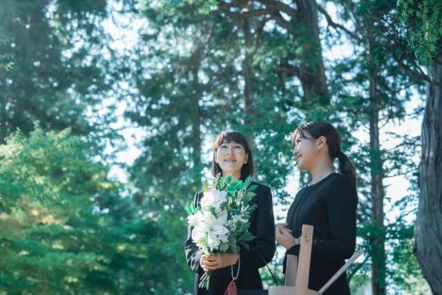 樹木葬や供養の形を家族で考える様子