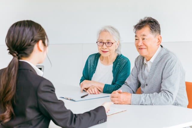 直葬や家族葬などの葬儀形式について相談するご夫婦