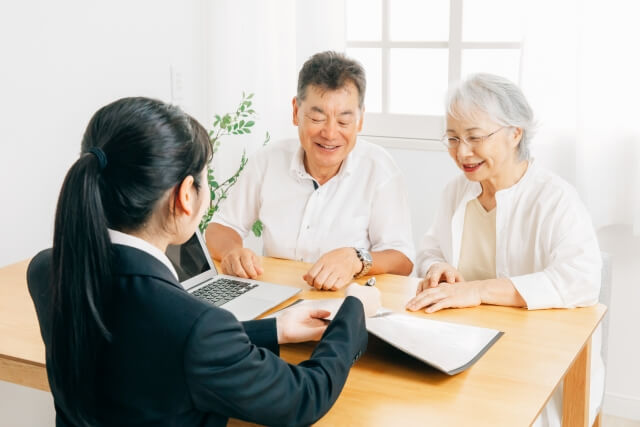 改葬や新しい納骨先について担当者へ相談するご夫婦