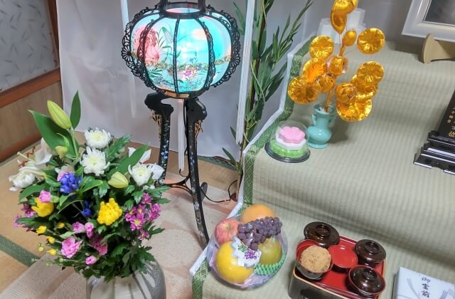 盆提灯や供花、お供えを整えたお盆飾り