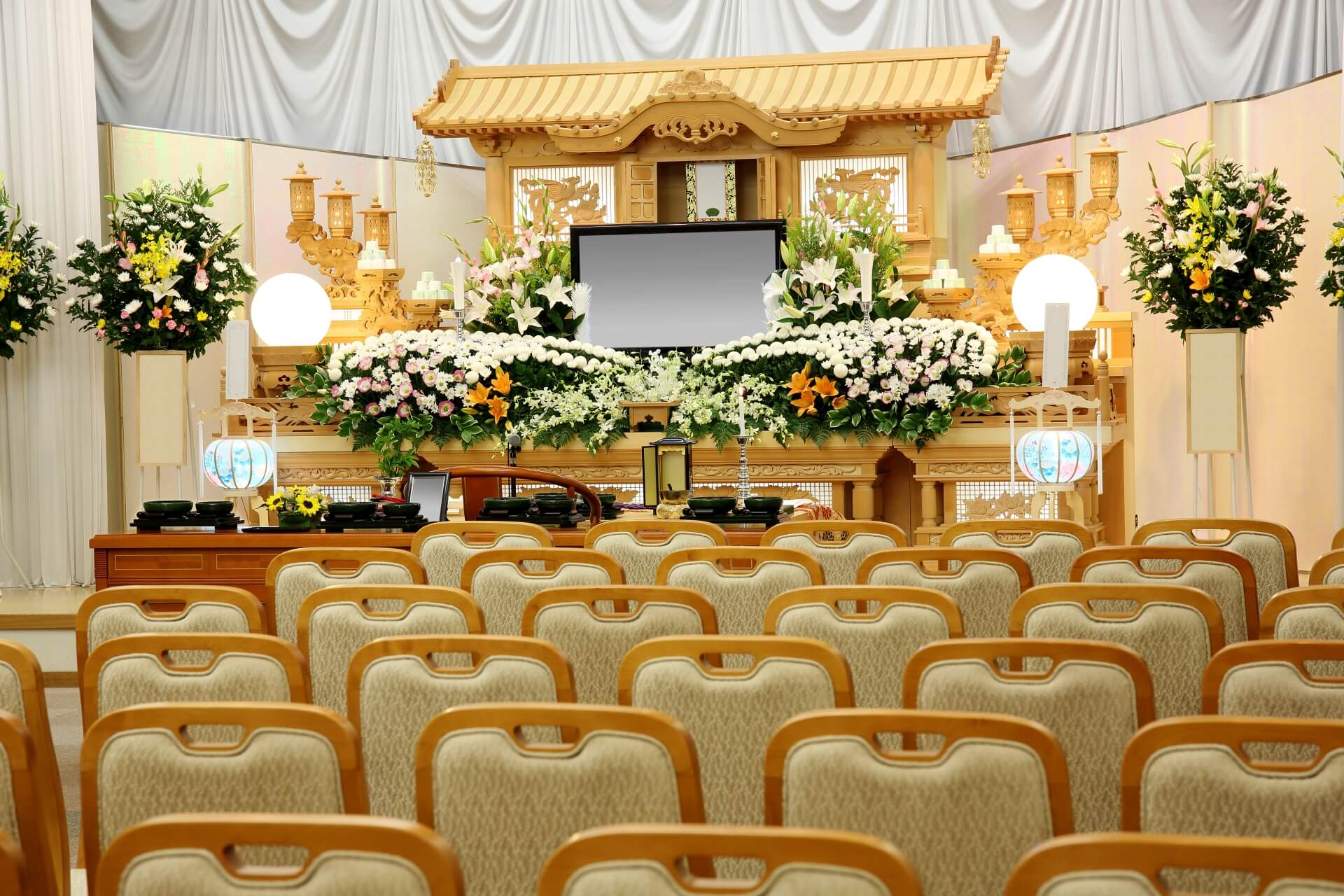 葬儀の参列者数が分からないときは？――席・返礼品・会食を準備する考え方