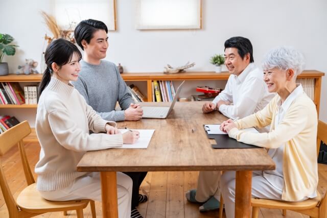 将来の供養について家族で話し合う様子