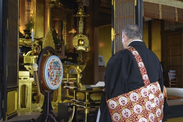 寺院の本堂に立つ僧侶