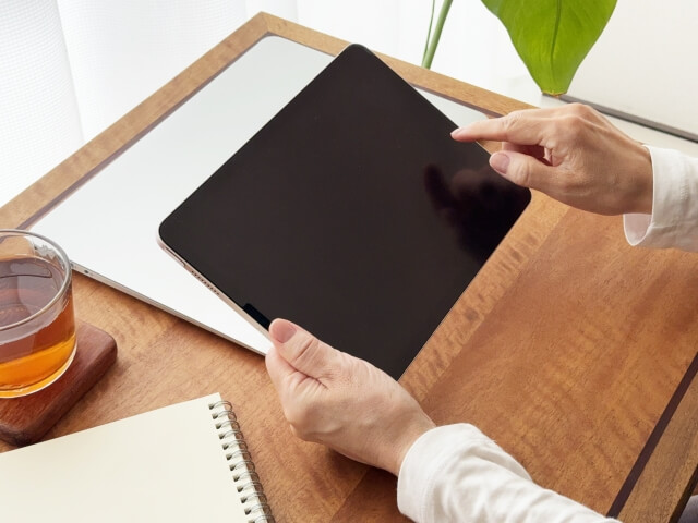 タブレットで供養先を調べる手元